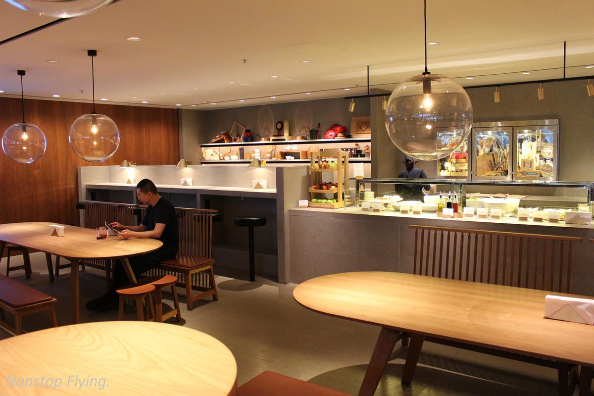 國泰航空 香港玉衡堂商務貴賓室 -現點熱食、麵食、飲料咖啡吧、淋浴/躺臥空間。 - 第8張圖 國泰航空 香港玉衡堂商務貴賓室 -現點熱食、麵食、飲料咖啡吧、淋浴/躺臥空間。