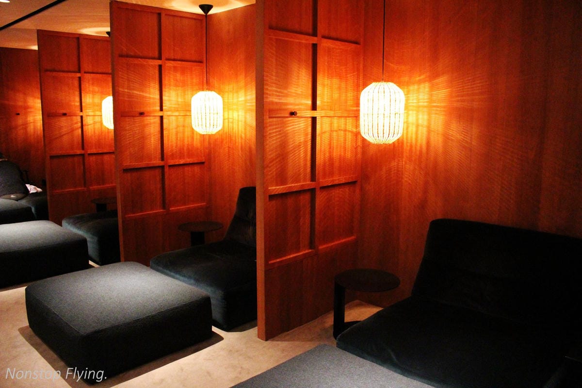 國泰航空 香港玉衡堂商務貴賓室 -現點熱食、麵食、飲料咖啡吧、淋浴/躺臥空間。 - 第32張圖 國泰航空 香港玉衡堂商務貴賓室 -現點熱食、麵食、飲料咖啡吧、淋浴/躺臥空間。