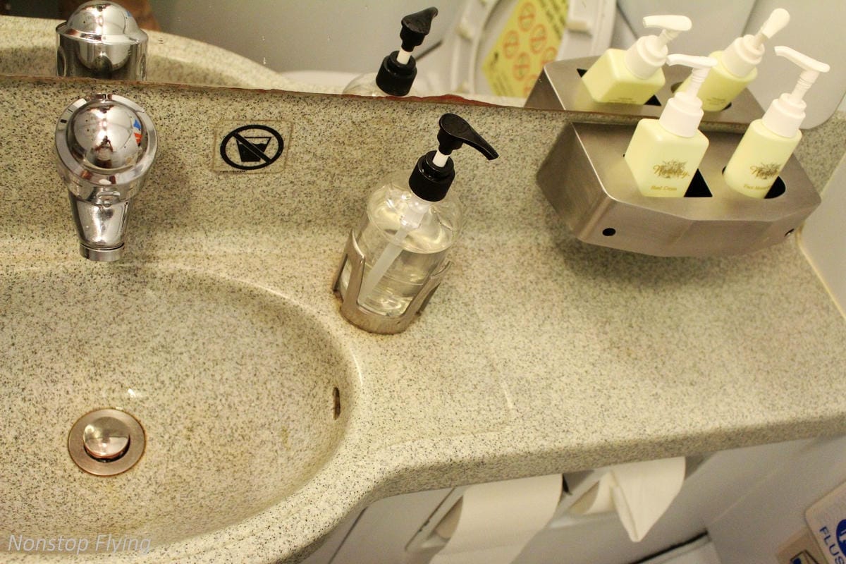 2017.07.04 國泰航空 CX421 台北TPE-香港HKG 飛行記錄 (A330-300經濟艙) - 第33張圖 2017.07.04 國泰航空 CX421 台北TPE-香港HKG 飛行記錄 (A330-300經濟艙)