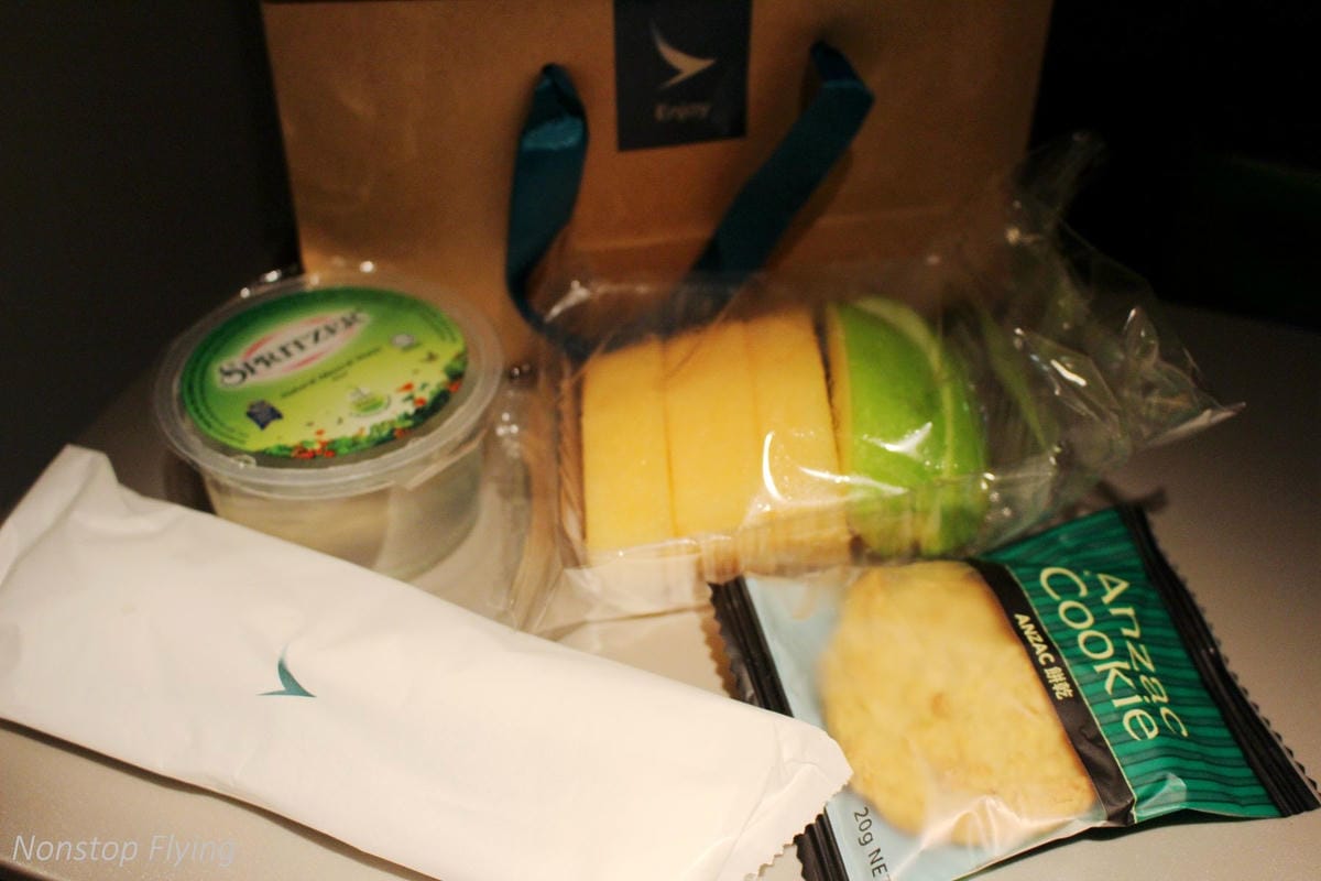 2017.07.20 國泰航空 CX408 香港HKG-台北TPE 飛行記錄 (777-300經濟艙)+水果餐 - 第30張圖 2017.07.20 國泰航空 CX408 香港HKG-台北TPE 飛行記錄 (777-300經濟艙)+水果餐