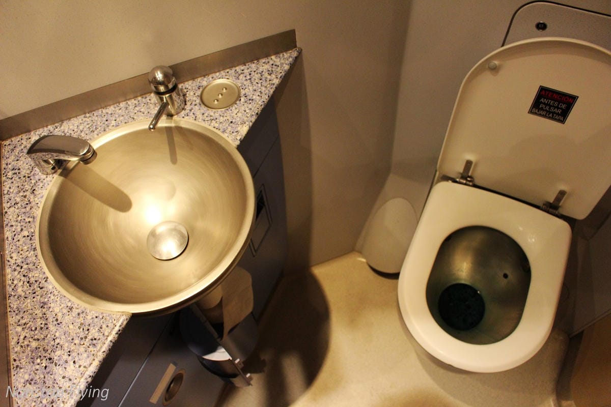 【西班牙】AVE高速鐵路 馬德里-巴塞隆納 特等車廂搭乘紀實 -含馬德里Atocha車站、貴賓室介紹