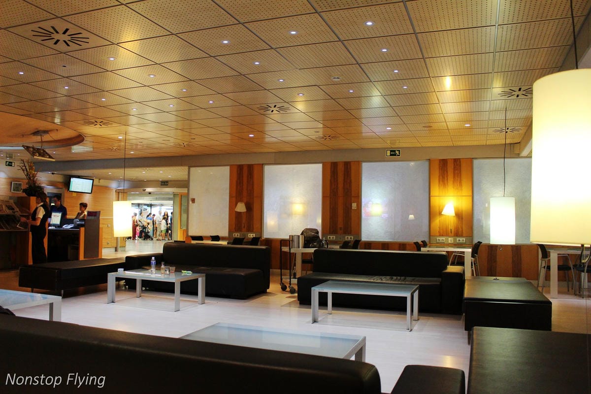 【西班牙】AVE高速鐵路 馬德里-巴塞隆納 特等車廂搭乘紀實 -含馬德里Atocha車站、貴賓室介紹