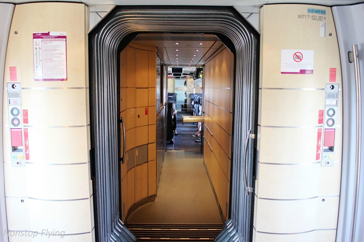 【西班牙】AVE高速鐵路 馬德里-巴塞隆納 特等車廂搭乘紀實 -含馬德里Atocha車站、貴賓室介紹