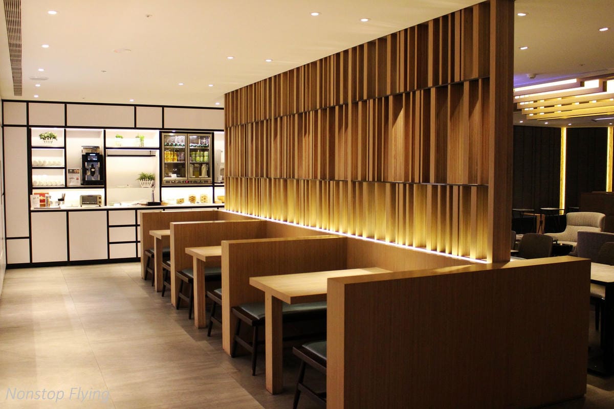 桃園機場環亞貴賓室Plaza Premium Lounge(第一航廈C區) -自助/現點餐飲(附早餐/全日菜單)，供Wi-Fi及插座