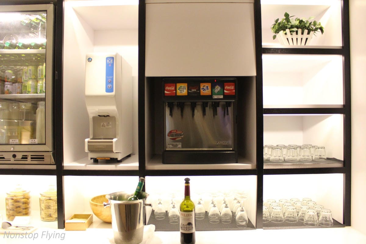 桃園機場環亞貴賓室Plaza Premium Lounge(第一航廈C區) -自助/現點餐飲(附早餐/全日菜單)，供Wi-Fi及插座