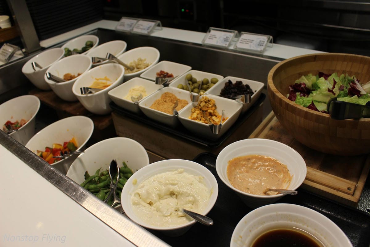 桃園機場環亞貴賓室Plaza Premium Lounge(第一航廈C區) -自助/現點餐飲(附早餐/全日菜單)，供Wi-Fi及插座