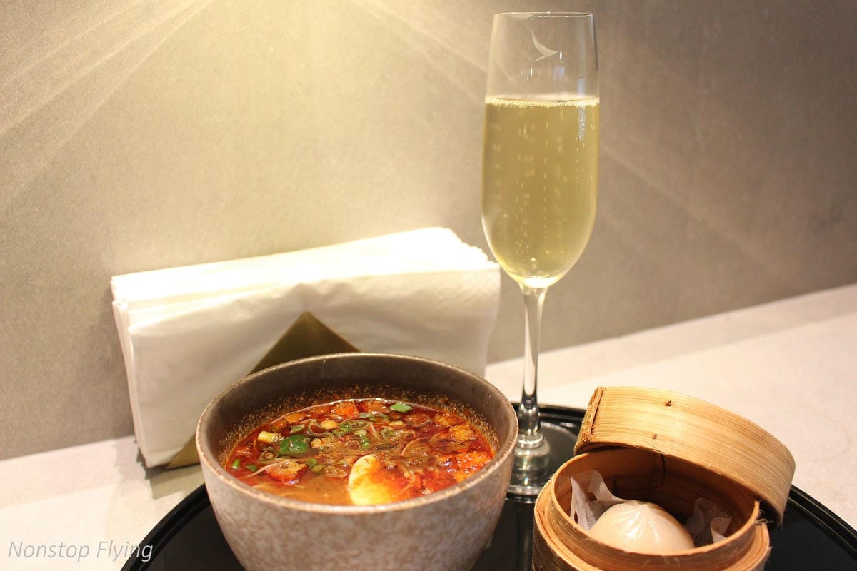 【新加坡】樟宜機場國泰航空貴賓室 -第四航廈全新落成,提供現點南洋/港式料理、酒類茶咖啡各式飲品、舒適座位 - 第23張圖 【新加坡】樟宜機場國泰航空貴賓室 -第四航廈全新落成,提供現點南洋/港式料理、酒類茶咖啡各式飲品、舒適座位