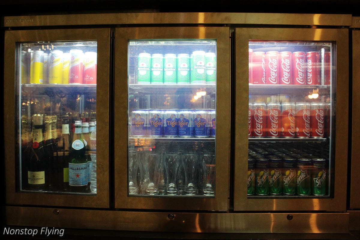 【新加坡】樟宜機場國泰航空貴賓室 -第四航廈全新落成，提供現點南洋/港式料理、酒類茶咖啡各式飲品、舒適座位