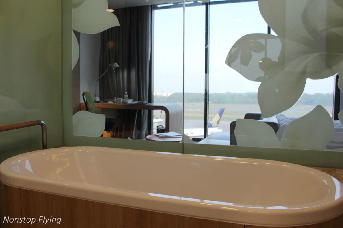 【新加坡住宿】樟宜機場皇冠假日酒店 -全球最佳機場酒店，航空迷超狂夢幻跑道機坪景觀房，過境/機場旅行豪華選擇!