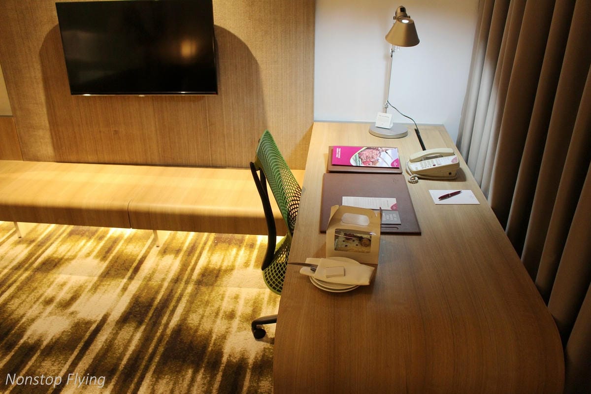 【新加坡住宿】樟宜機場皇冠假日酒店 -全球最佳機場酒店，航空迷超狂夢幻跑道機坪景觀房，過境/機場旅行豪華選擇!