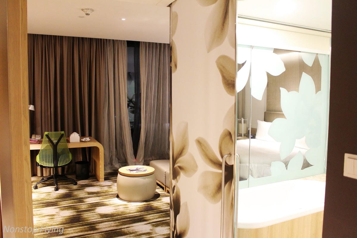 【新加坡住宿】樟宜機場皇冠假日酒店 -全球最佳機場酒店，航空迷超狂夢幻跑道機坪景觀房，過境/機場旅行豪華選擇!