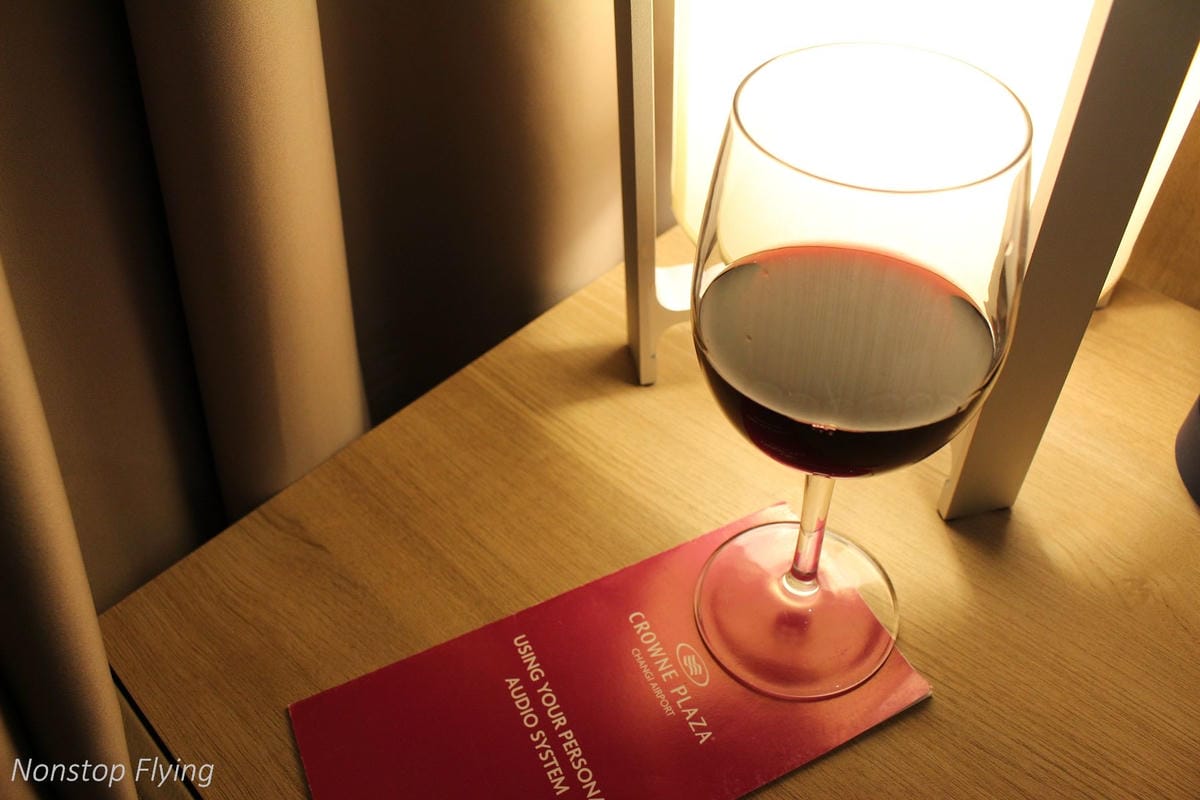 【新加坡住宿】樟宜機場皇冠假日酒店 -全球最佳機場酒店，航空迷超狂夢幻跑道機坪景觀房，過境/機場旅行豪華選擇!