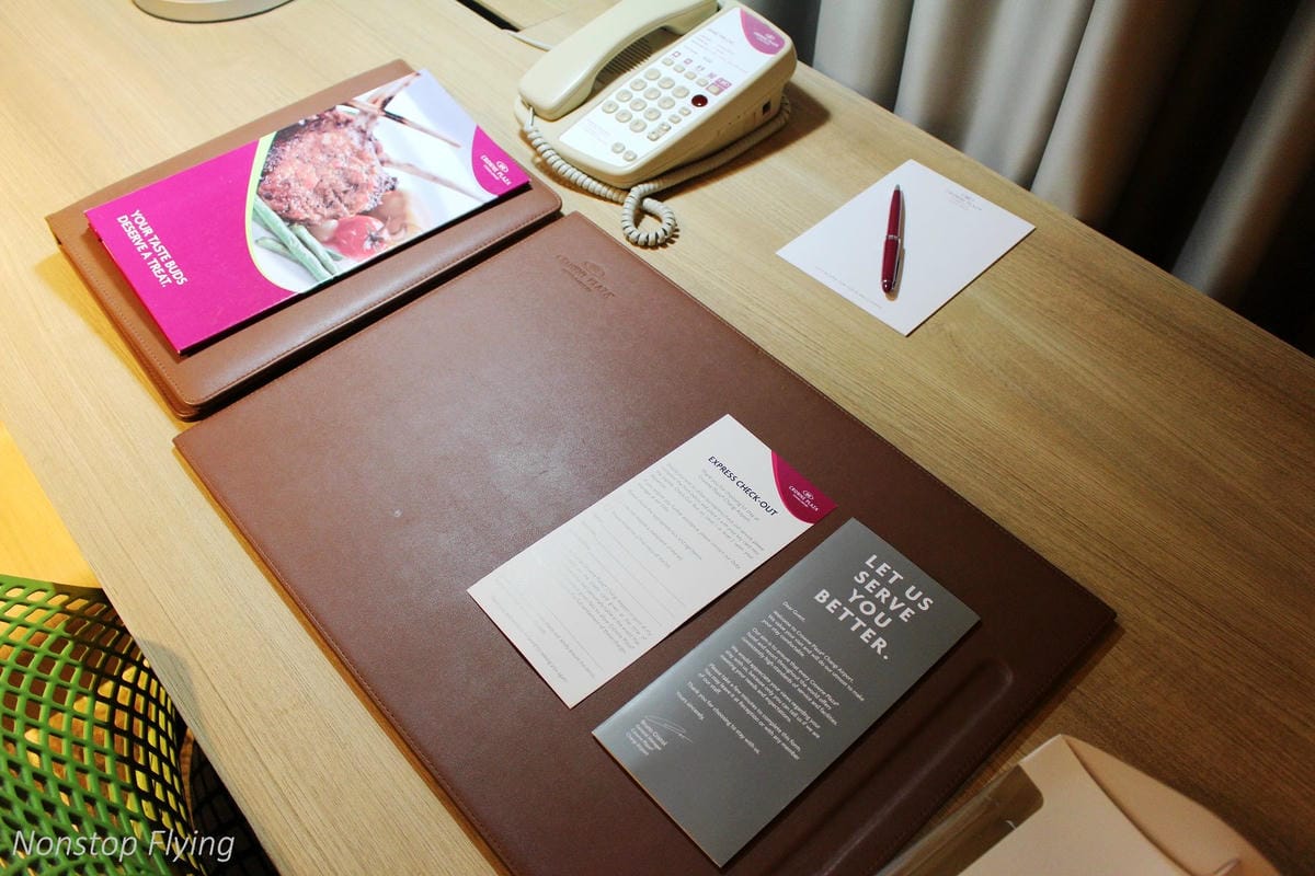 【新加坡住宿】樟宜機場皇冠假日酒店 -全球最佳機場酒店，航空迷超狂夢幻跑道機坪景觀房，過境/機場旅行豪華選擇!