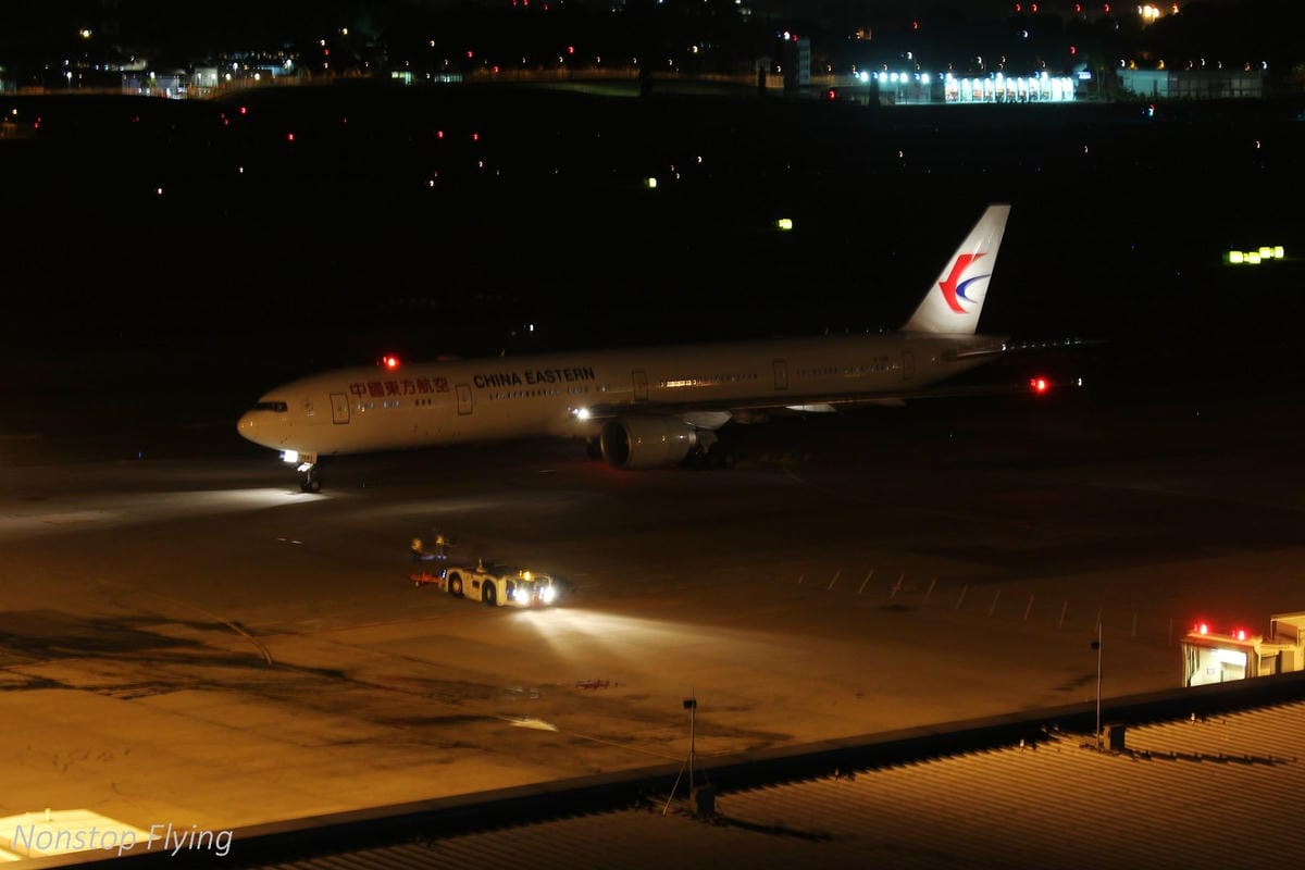 【新加坡住宿】樟宜機場皇冠假日酒店 -全球最佳機場酒店，航空迷超狂夢幻跑道機坪景觀房，過境/機場旅行豪華選擇!