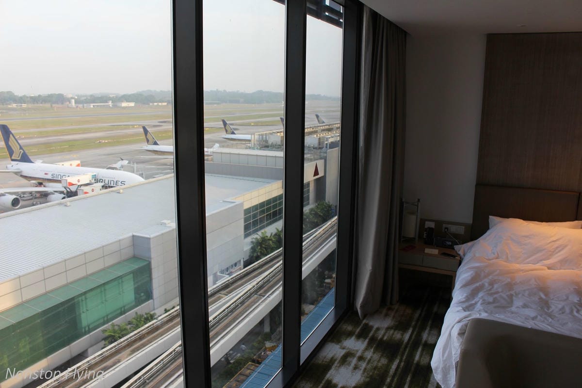 【新加坡住宿】樟宜機場皇冠假日酒店 -全球最佳機場酒店，航空迷超狂夢幻跑道機坪景觀房，過境/機場旅行豪華選擇!