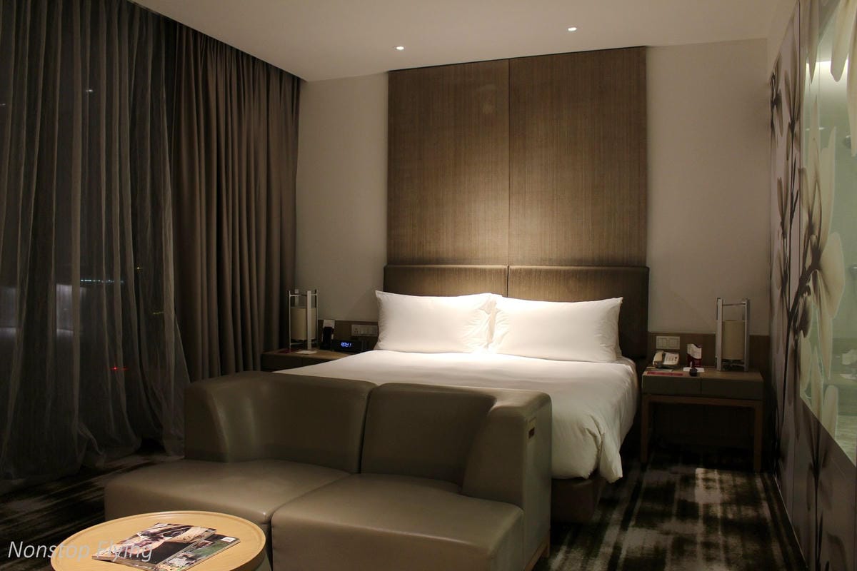 【新加坡住宿】樟宜機場皇冠假日酒店 -全球最佳機場酒店，航空迷超狂夢幻跑道機坪景觀房，過境/機場旅行豪華選擇!