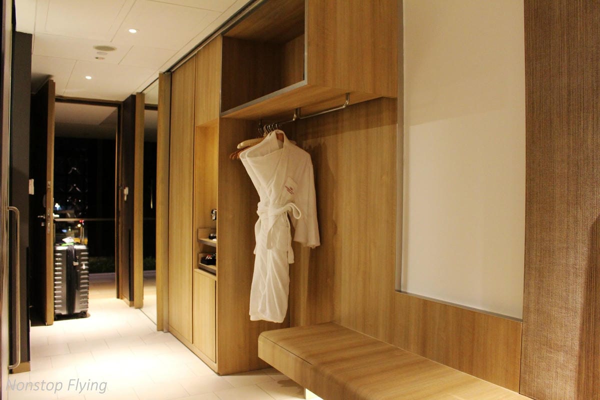 【新加坡住宿】樟宜機場皇冠假日酒店 -全球最佳機場酒店，航空迷超狂夢幻跑道機坪景觀房，過境/機場旅行豪華選擇!