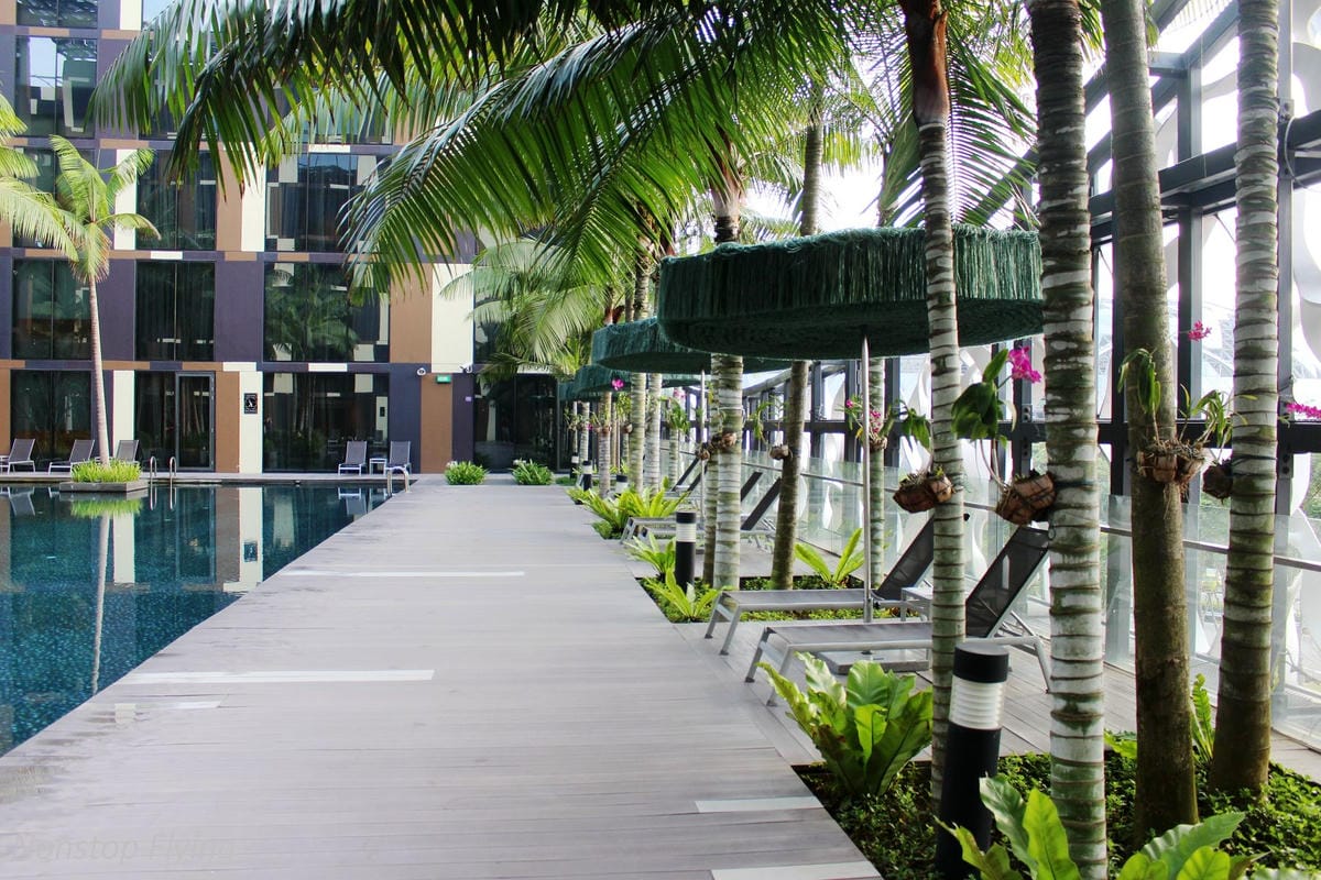 【新加坡住宿】樟宜機場皇冠假日酒店 -全球最佳機場酒店，航空迷超狂夢幻跑道機坪景觀房，過境/機場旅行豪華選擇!