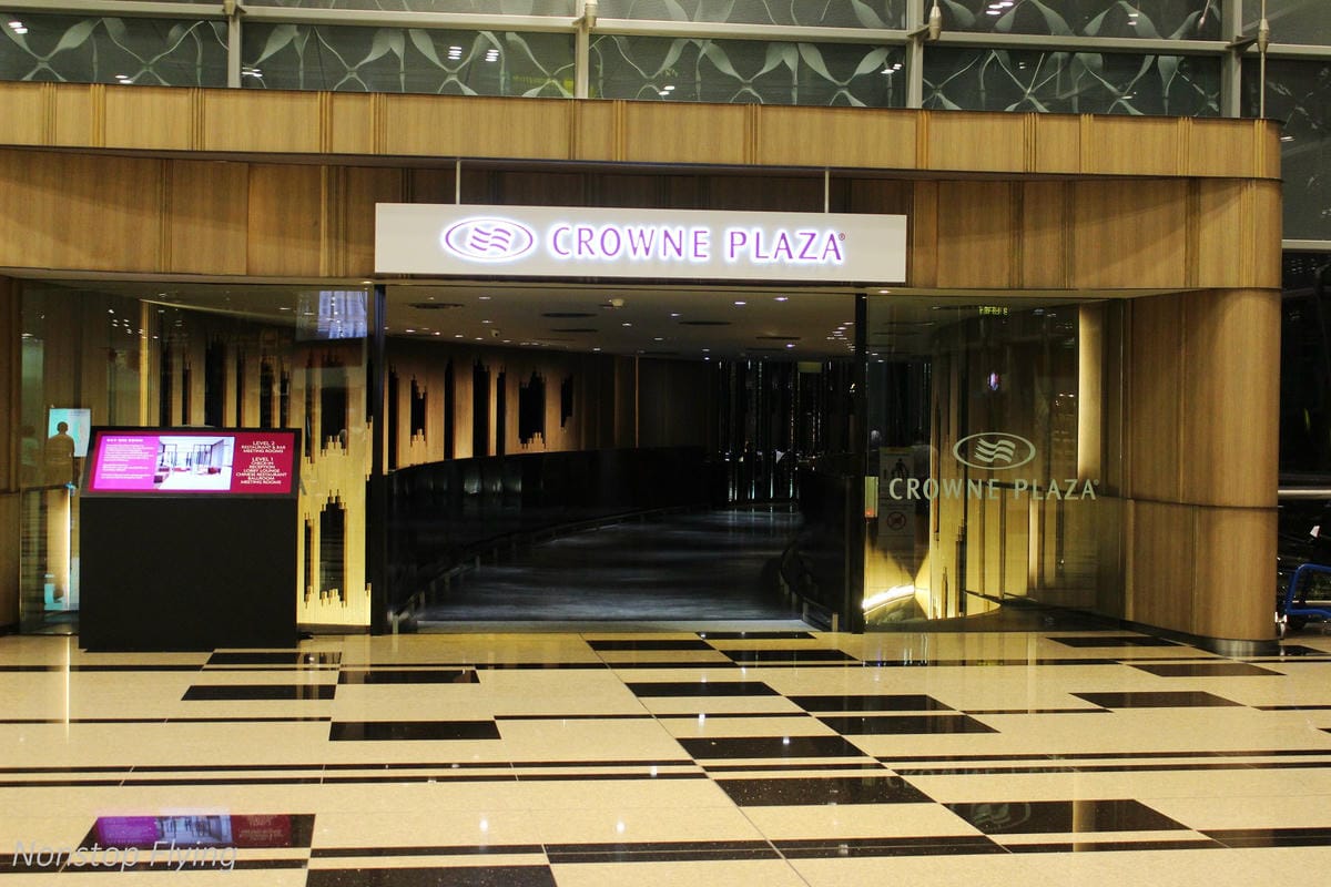 【新加坡住宿】樟宜機場皇冠假日酒店 -全球最佳機場酒店，航空迷超狂夢幻跑道機坪景觀房，過境/機場旅行豪華選擇!