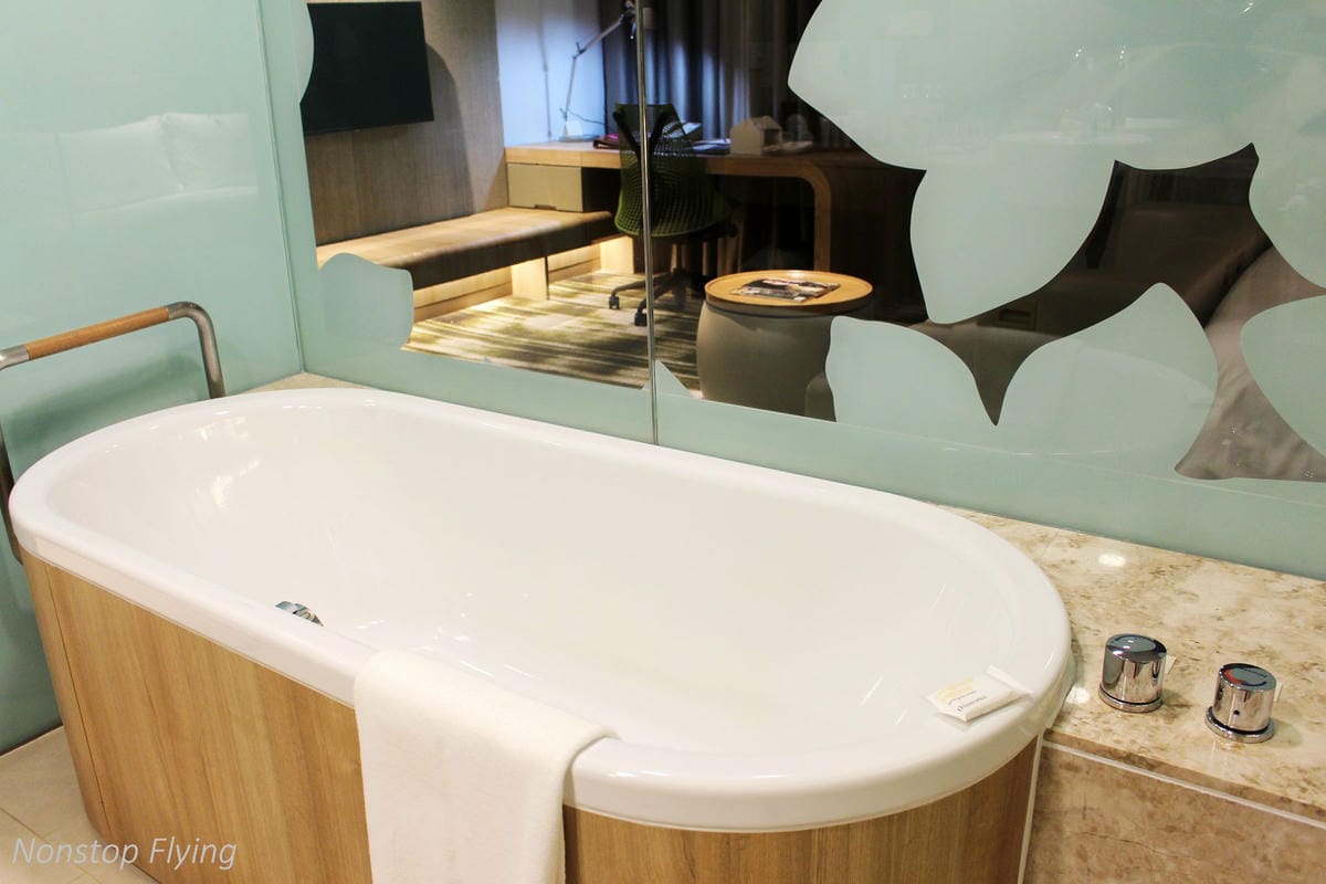 【新加坡住宿】樟宜機場皇冠假日酒店 -全球最佳機場酒店，航空迷超狂夢幻跑道機坪景觀房，過境/機場旅行豪華選擇!