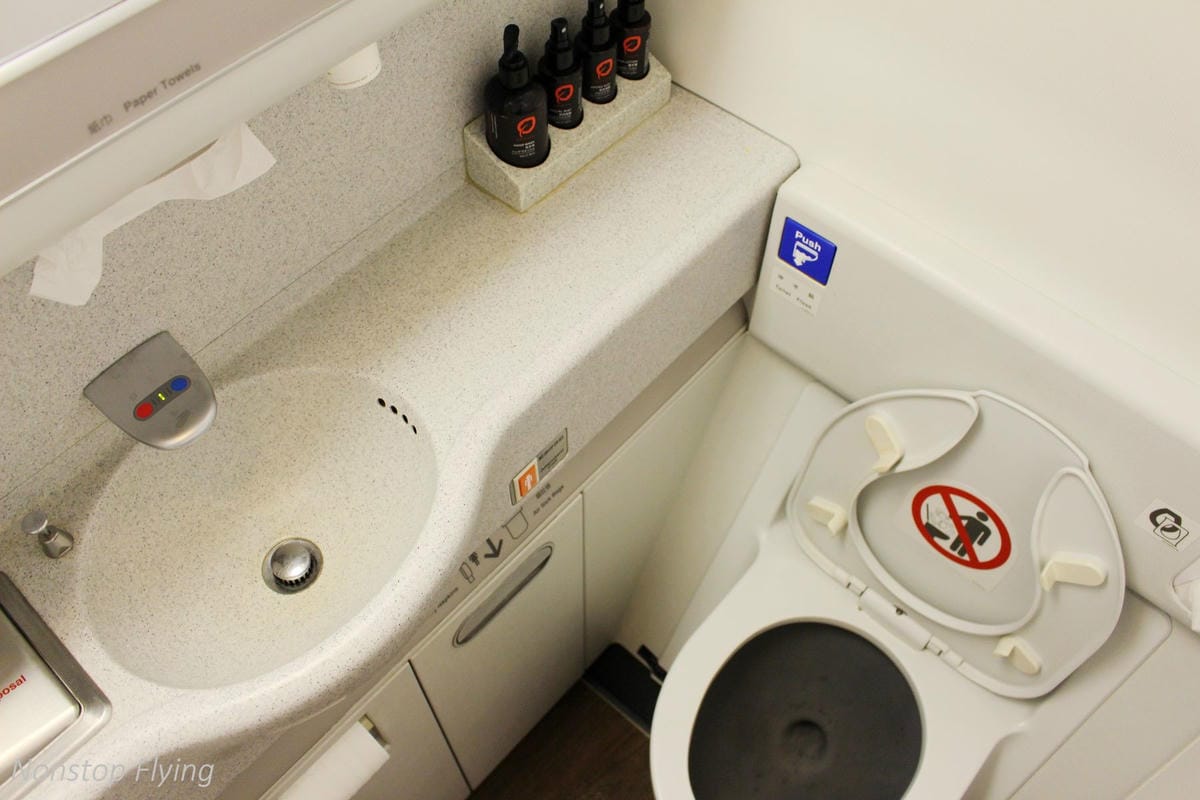 2018.05.16 長榮航空 BR851 台北-香港 777-300ER(豪華經濟艙座位)飛行記錄