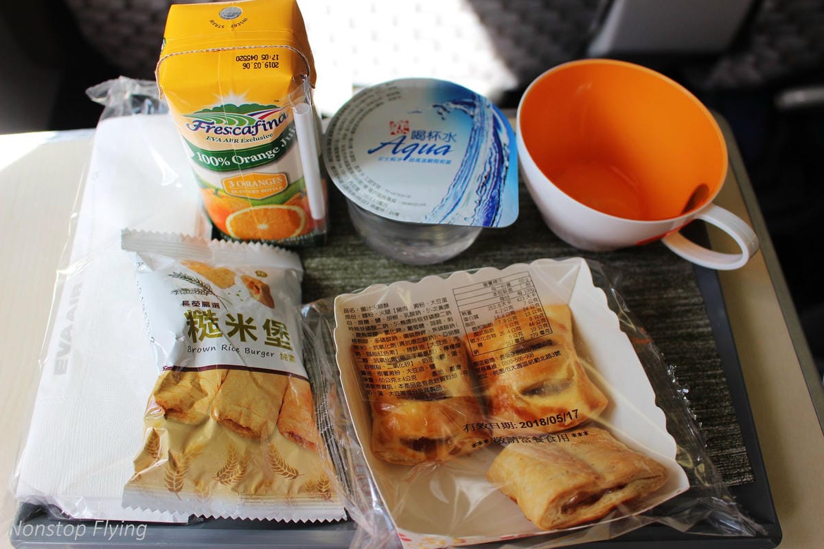 2018.05.16 長榮航空 BR851 台北-香港 777-300ER(豪華經濟艙座位)飛行記錄 - 第32張圖 2018.05.16 長榮航空 BR851 台北-香港 777-300ER(豪華經濟艙座位)飛行記錄