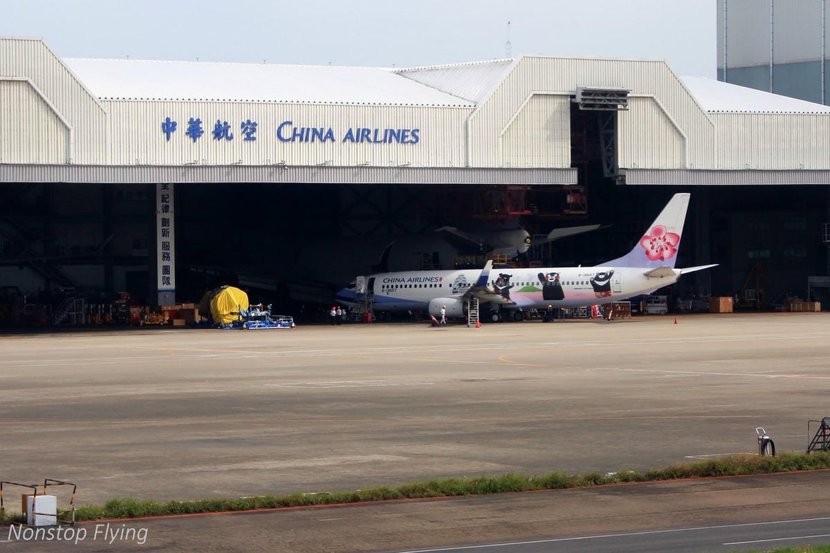 2018.05.16 長榮航空 BR851 台北-香港 777-300ER(豪華經濟艙座位)飛行記錄 - 第27張圖 2018.05.16 長榮航空 BR851 台北-香港 777-300ER(豪華經濟艙座位)飛行記錄