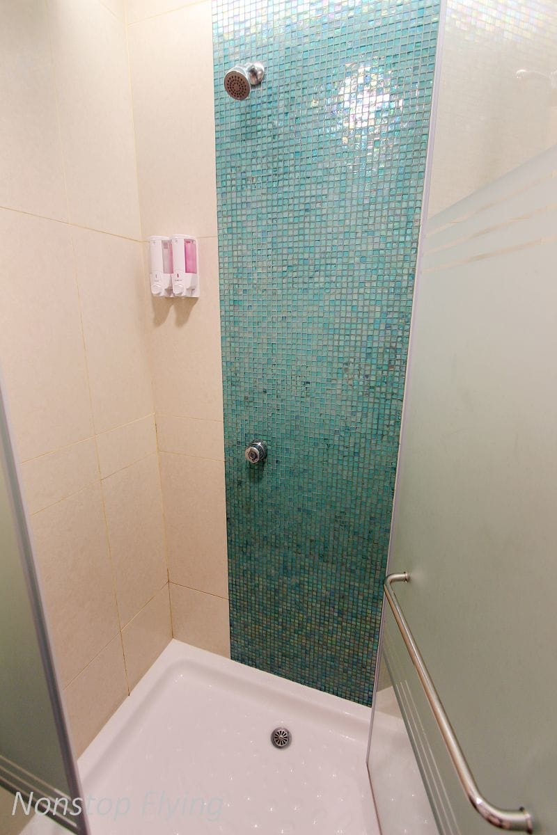 【心得】香港機場免費淋浴間 -抵港旅客限定，乾濕分離附洗髮/沐浴乳、吹風機。