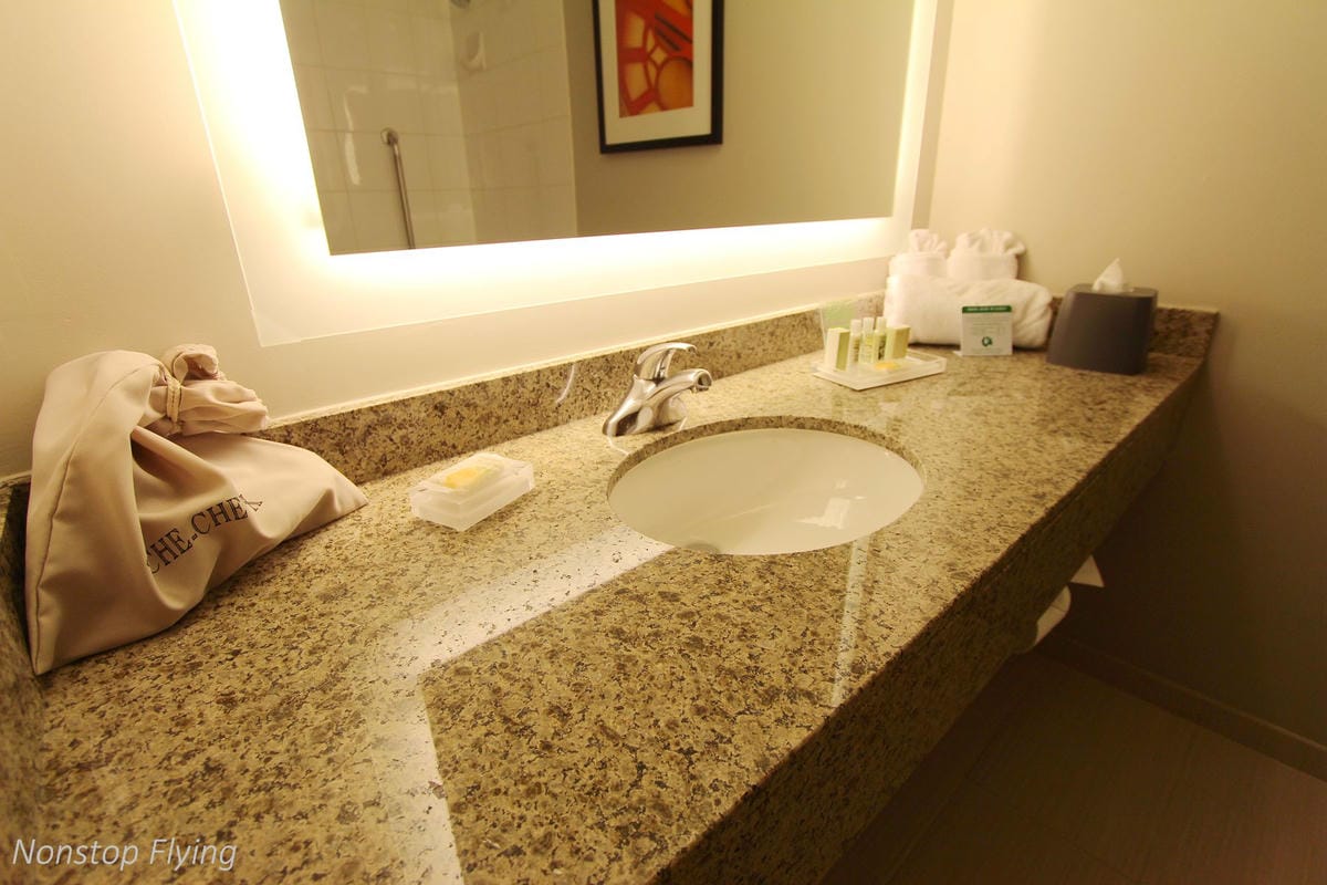 加拿大航空中轉過境旅館服務介紹、溫哥華機場假日酒店實住心得 -高艙等免費/低艙等優惠價入住!