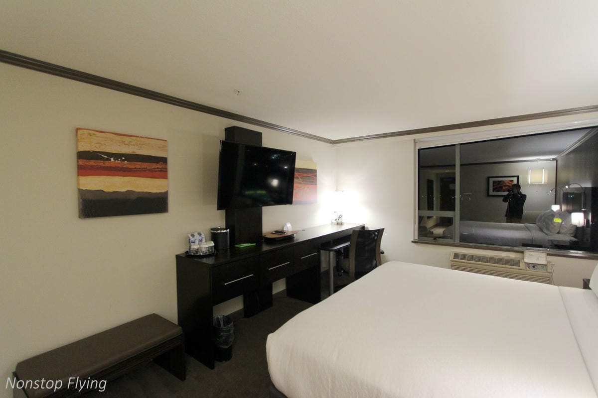 加拿大航空中轉過境旅館服務介紹、溫哥華機場假日酒店實住心得 -高艙等免費/低艙等優惠價入住!