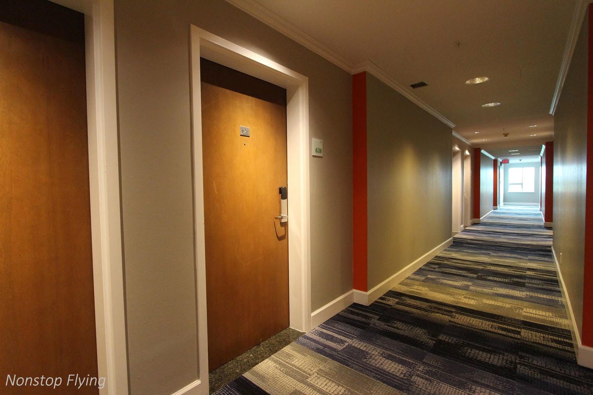 加拿大航空中轉過境旅館服務介紹、溫哥華機場假日酒店實住心得 -高艙等免費/低艙等優惠價入住!