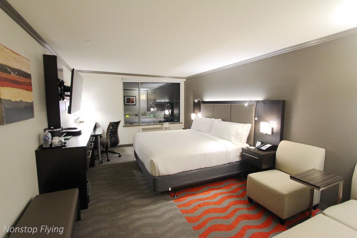 加拿大航空中轉過境旅館服務介紹、溫哥華機場假日酒店實住心得 -高艙等免費/低艙等優惠價入住!