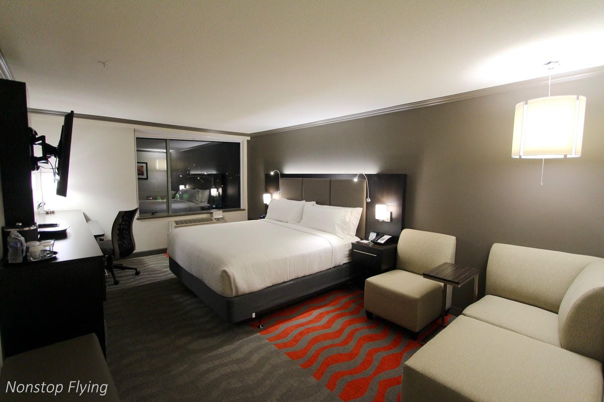 加拿大航空中轉過境旅館服務介紹、溫哥華機場假日酒店實住心得 -高艙等免費/低艙等優惠價入住!