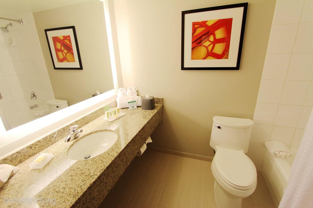 加拿大航空中轉過境旅館服務介紹、溫哥華機場假日酒店實住心得 -高艙等免費/低艙等優惠價入住!