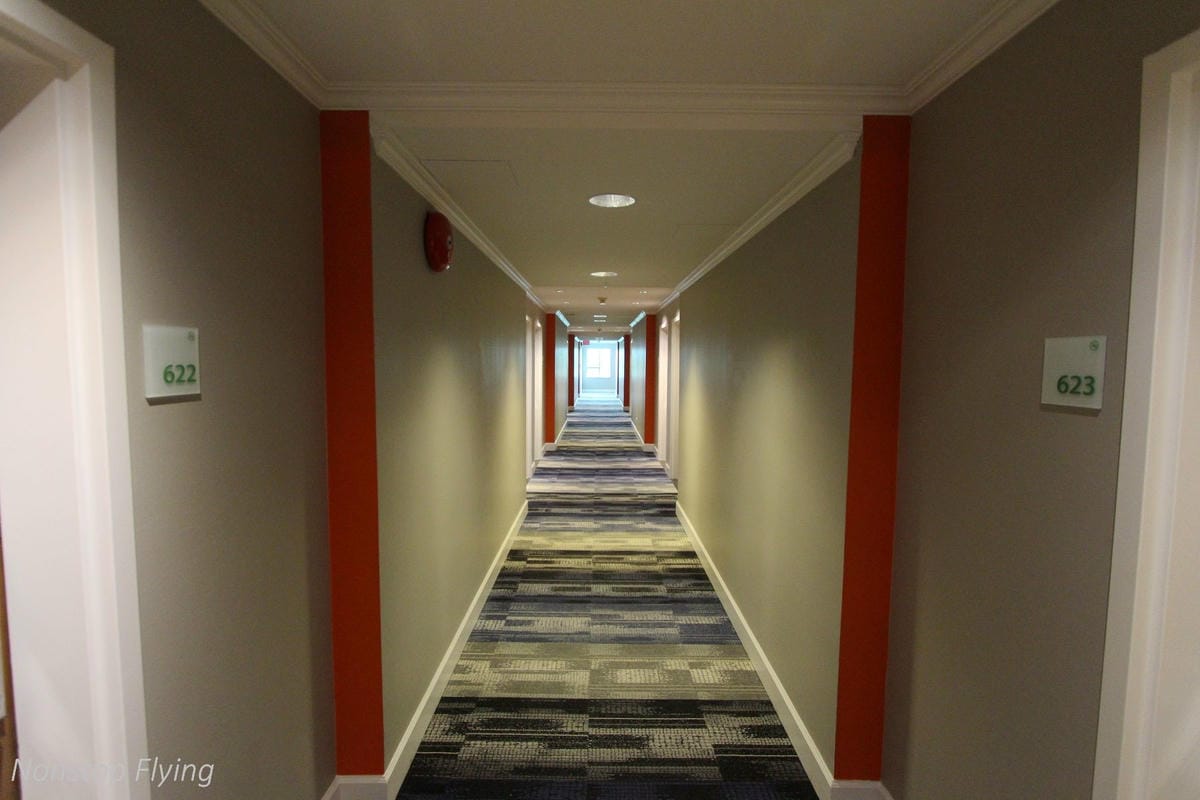 加拿大航空中轉過境旅館服務介紹、溫哥華機場假日酒店實住心得 -高艙等免費/低艙等優惠價入住!