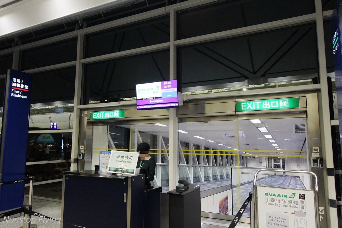 2018.05.21 長榮航空 BR858 香港-台北 A321飛行記錄 -超大腿部空間38排窗位、回台限定PAUL名店餐點 - 第6張圖 2018.05.21 長榮航空 BR858 香港-台北 A321飛行記錄 -超大腿部空間38排窗位、回台限定PAUL名店餐點