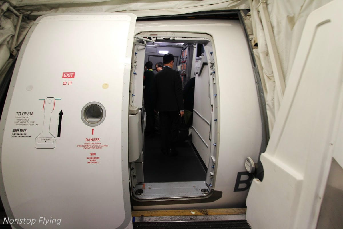 2018.05.21 長榮航空 BR858 香港-台北 A321飛行記錄 -超大腿部空間38排窗位、回台限定PAUL名店餐點 - 第8張圖 2018.05.21 長榮航空 BR858 香港-台北 A321飛行記錄 -超大腿部空間38排窗位、回台限定PAUL名店餐點