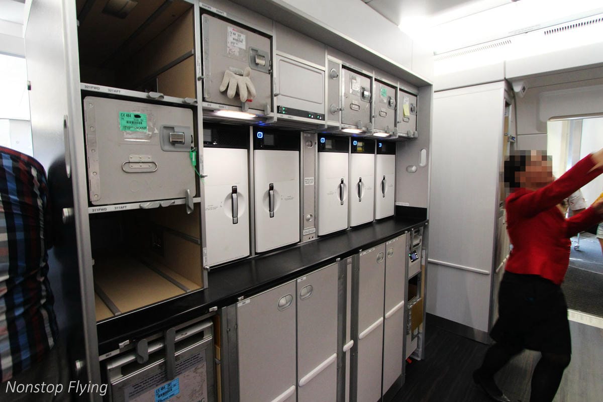 2018.07.01 國泰航空 CX484 香港-台北 A350-1000商業首航全記錄 >完整新機客艙介紹，比A359更上層樓的極致體驗