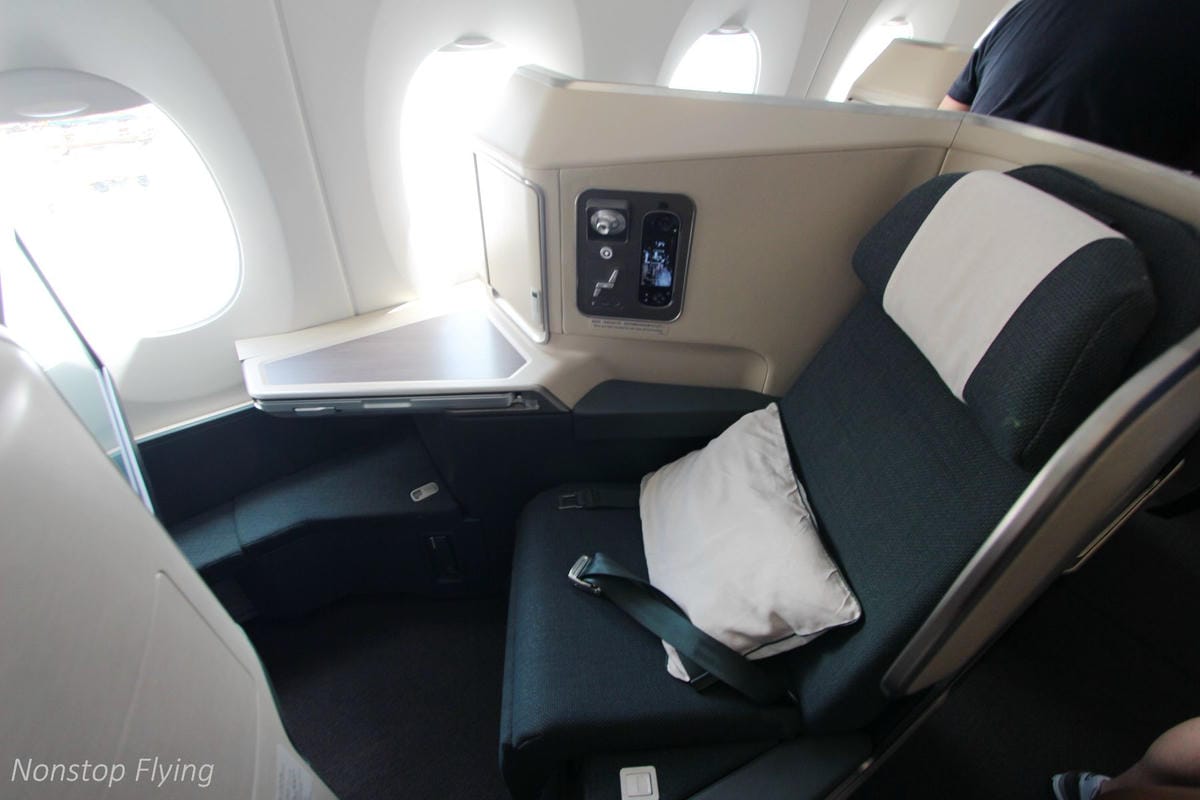 2018.07.01 國泰航空 CX484 香港-台北 A350-1000商業首航全記錄 >完整新機客艙介紹,比A359更上層樓的極致體驗 - 第17張圖 2018.07.01 國泰航空 CX484 香港-台北 A350-1000商業首航全記錄 >完整新機客艙介紹,比A359更上層樓的極致體驗