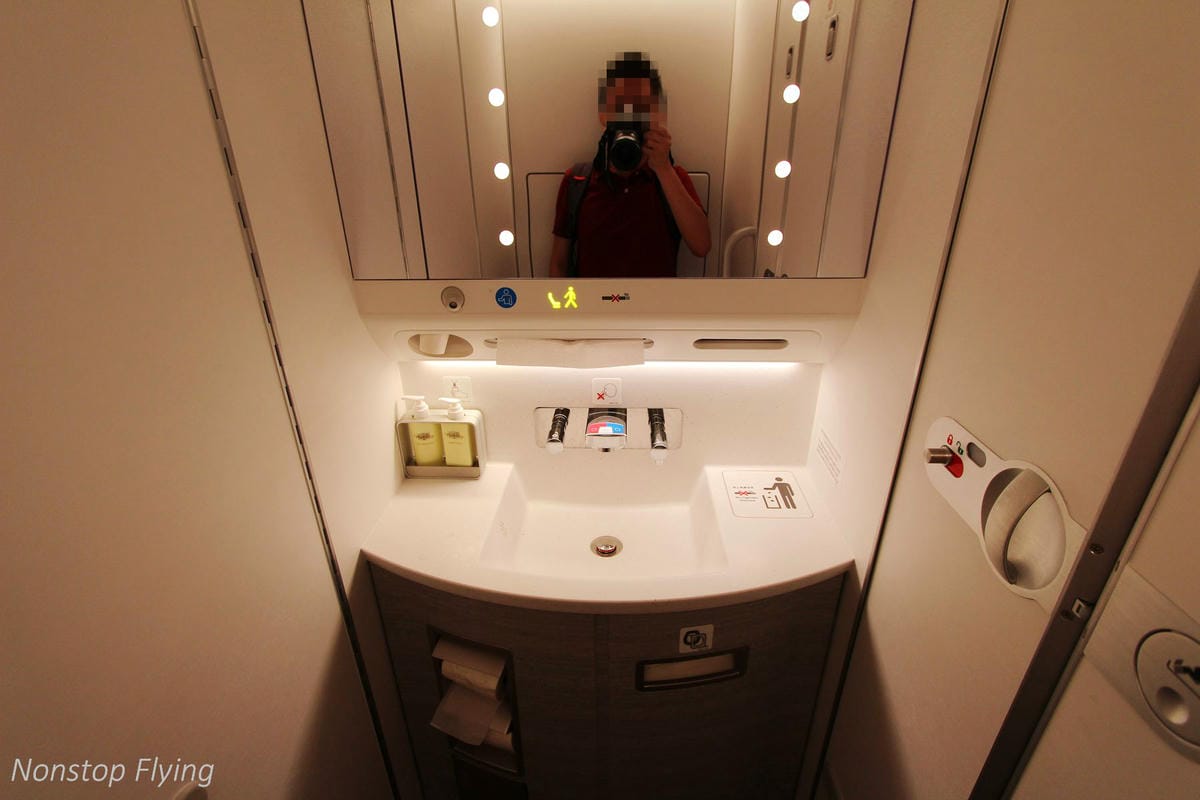 2018.07.01 國泰航空 CX484 香港-台北 A350-1000商業首航全記錄 >完整新機客艙介紹,比A359更上層樓的極致體驗 - 第70張圖 2018.07.01 國泰航空 CX484 香港-台北 A350-1000商業首航全記錄 >完整新機客艙介紹,比A359更上層樓的極致體驗