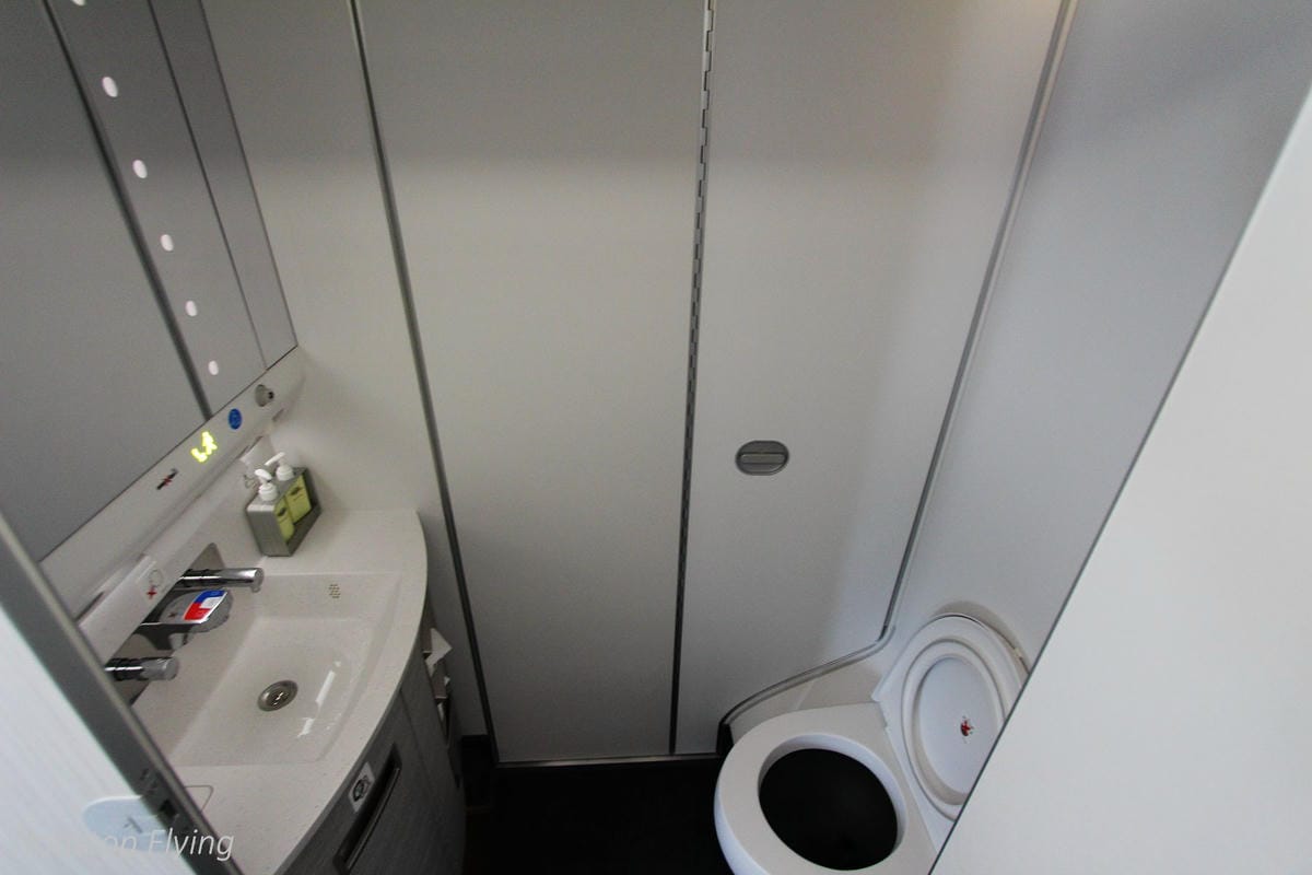 2018.07.01 國泰航空 CX484 香港-台北 A350-1000商業首航全記錄 >完整新機客艙介紹,比A359更上層樓的極致體驗 - 第69張圖 2018.07.01 國泰航空 CX484 香港-台北 A350-1000商業首航全記錄 >完整新機客艙介紹,比A359更上層樓的極致體驗