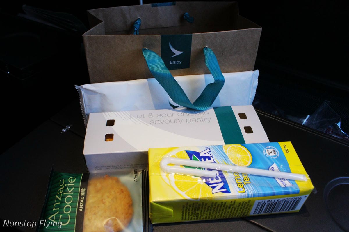 2018.07.01 國泰航空 CX484 香港-台北 A350-1000商業首航全記錄 >完整新機客艙介紹，比A359更上層樓的極致體驗