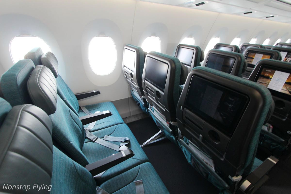 2018.07.01 國泰航空 CX484 香港-台北 A350-1000商業首航全記錄 >完整新機客艙介紹,比A359更上層樓的極致體驗 - 第33張圖 2018.07.01 國泰航空 CX484 香港-台北 A350-1000商業首航全記錄 >完整新機客艙介紹,比A359更上層樓的極致體驗