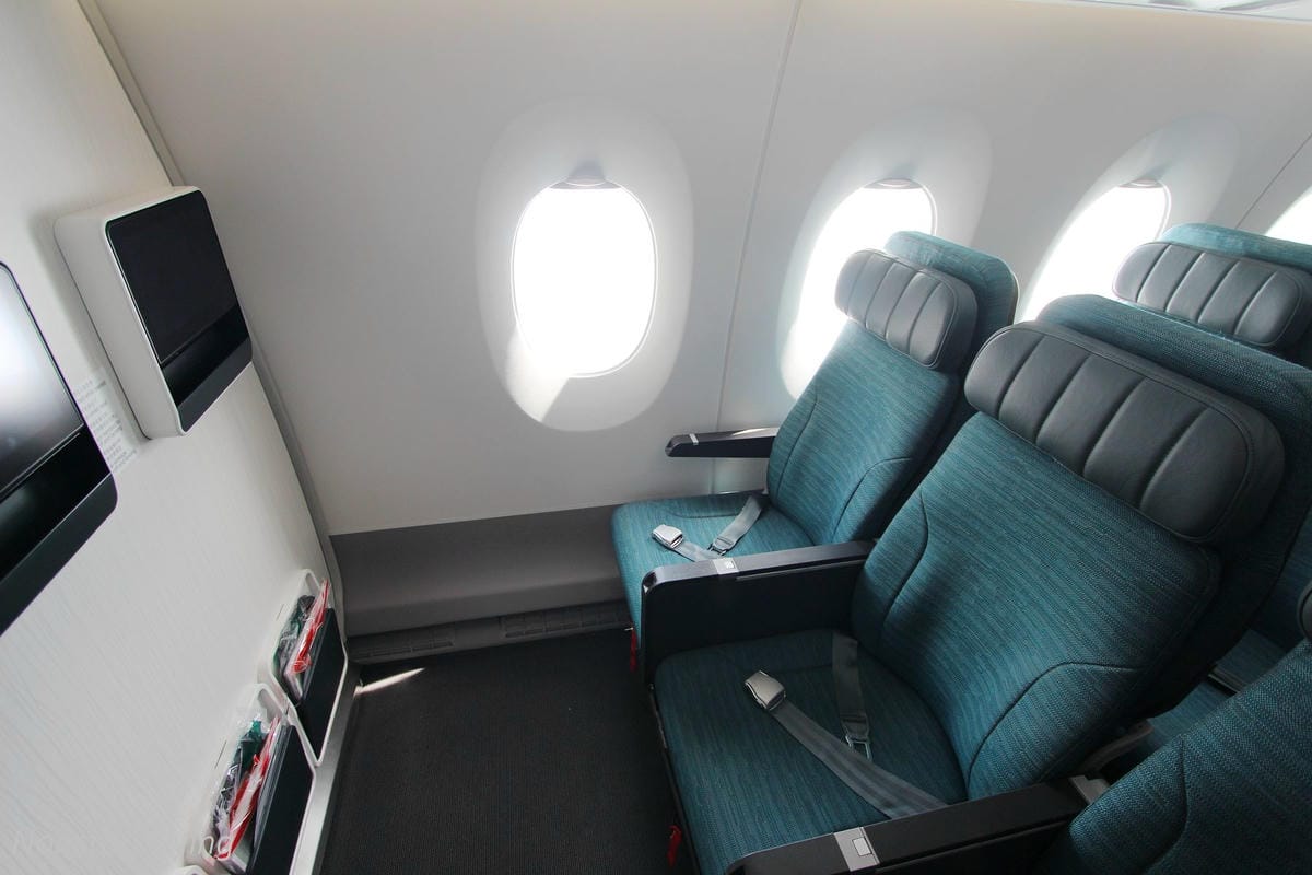 2018.07.01 國泰航空 CX484 香港-台北 A350-1000商業首航全記錄 >完整新機客艙介紹，比A359更上層樓的極致體驗