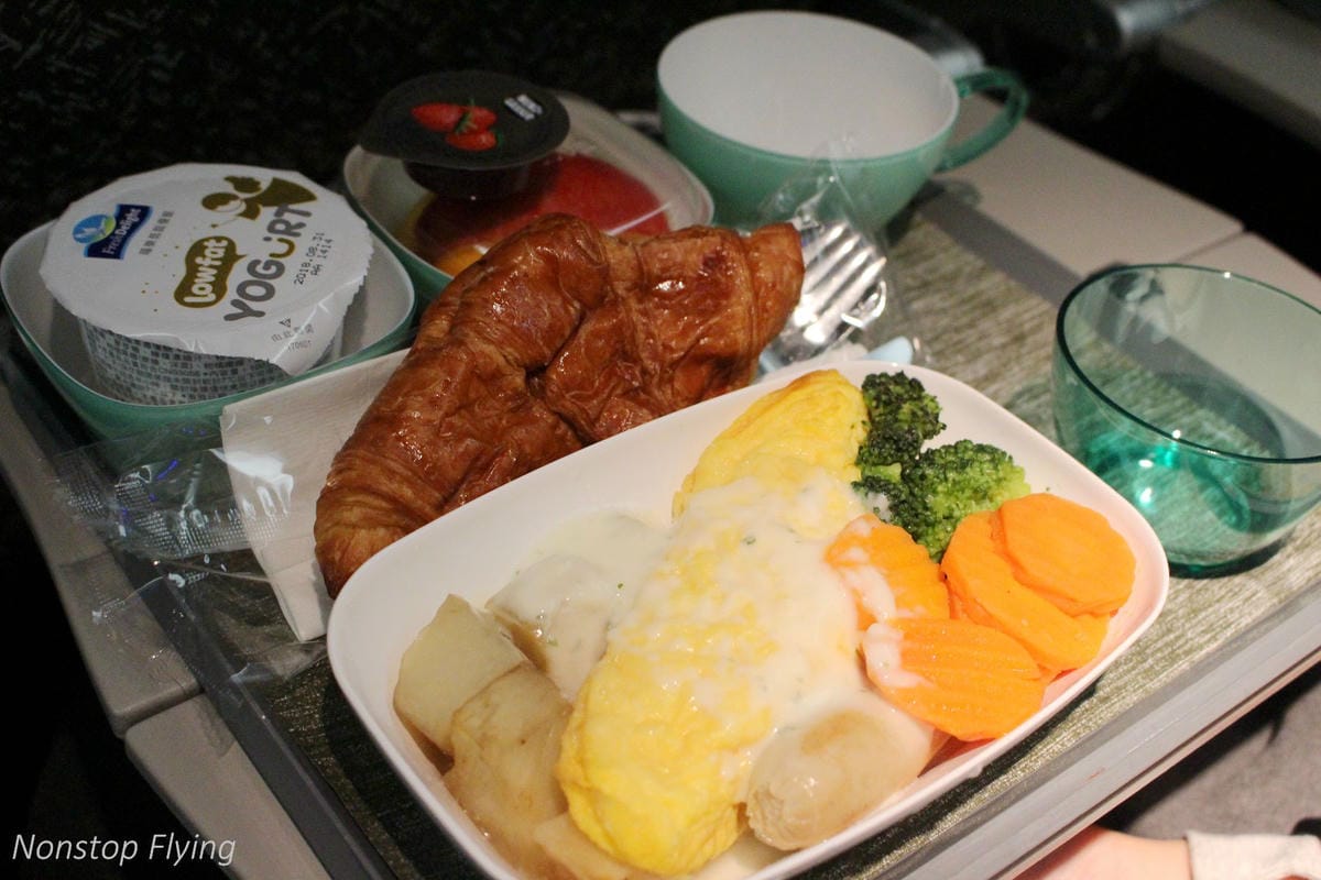 2018.08.14 長榮航空 BR87 台北-巴黎 777-300ER 飛行記錄 -新版一排10人座經濟艙 - 第45張圖 2018.08.14 長榮航空 BR87 台北-巴黎 777-300ER 飛行記錄 -新版一排10人座經濟艙