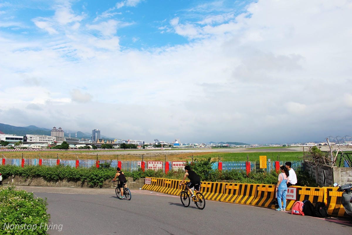 2018.10.14 松山機場拍飛機 -濱江街180巷跑道頭(飛機巷)最後巡禮+長榮787-9首拍 - 第3張圖 2018.10.14 松山機場拍飛機 -濱江街180巷跑道頭(飛機巷)最後巡禮+長榮787-9首拍