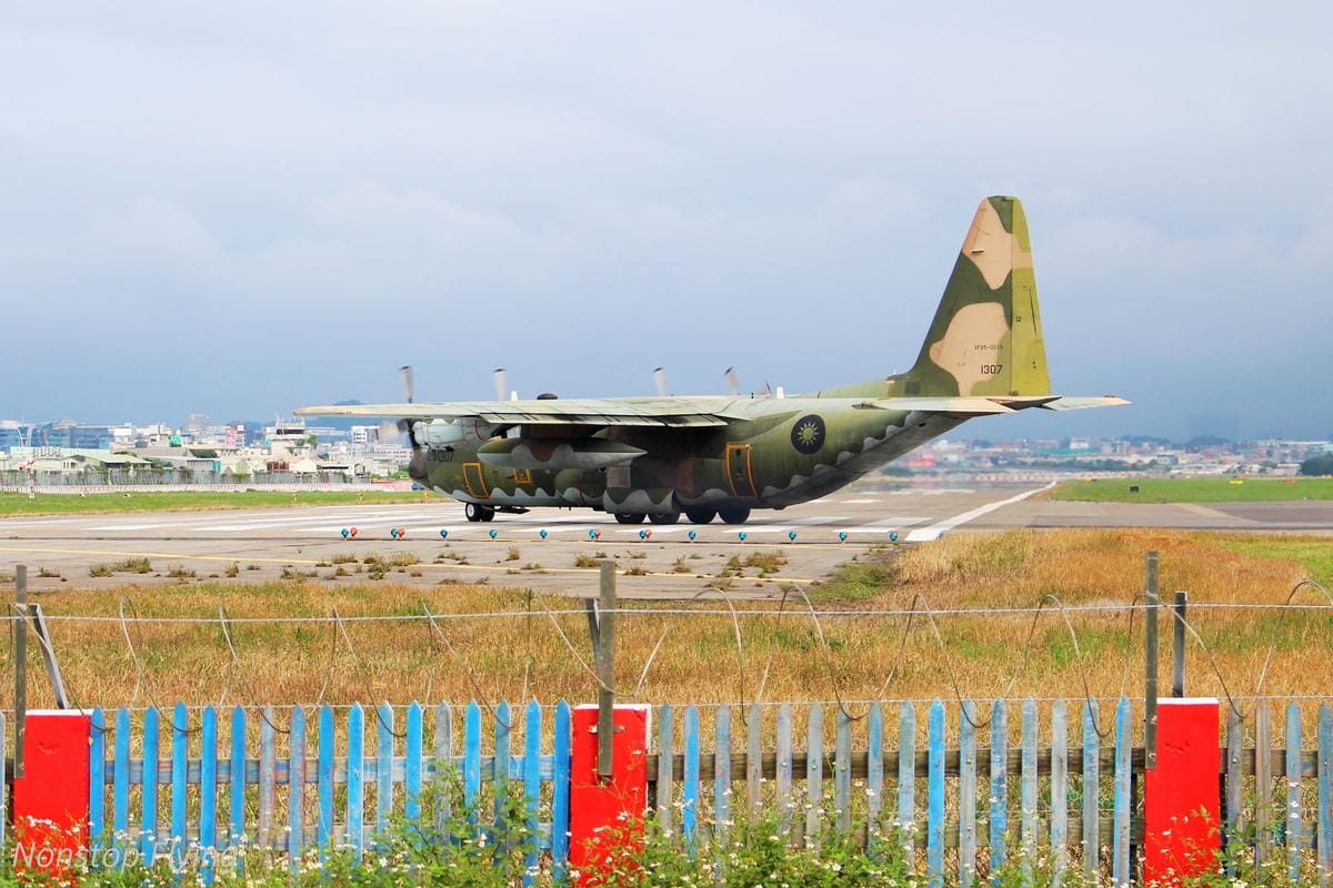 2018.10.14 松山機場拍飛機 -濱江街180巷跑道頭(飛機巷)最後巡禮+長榮787-9首拍 - 第27張圖 2018.10.14 松山機場拍飛機 -濱江街180巷跑道頭(飛機巷)最後巡禮+長榮787-9首拍
