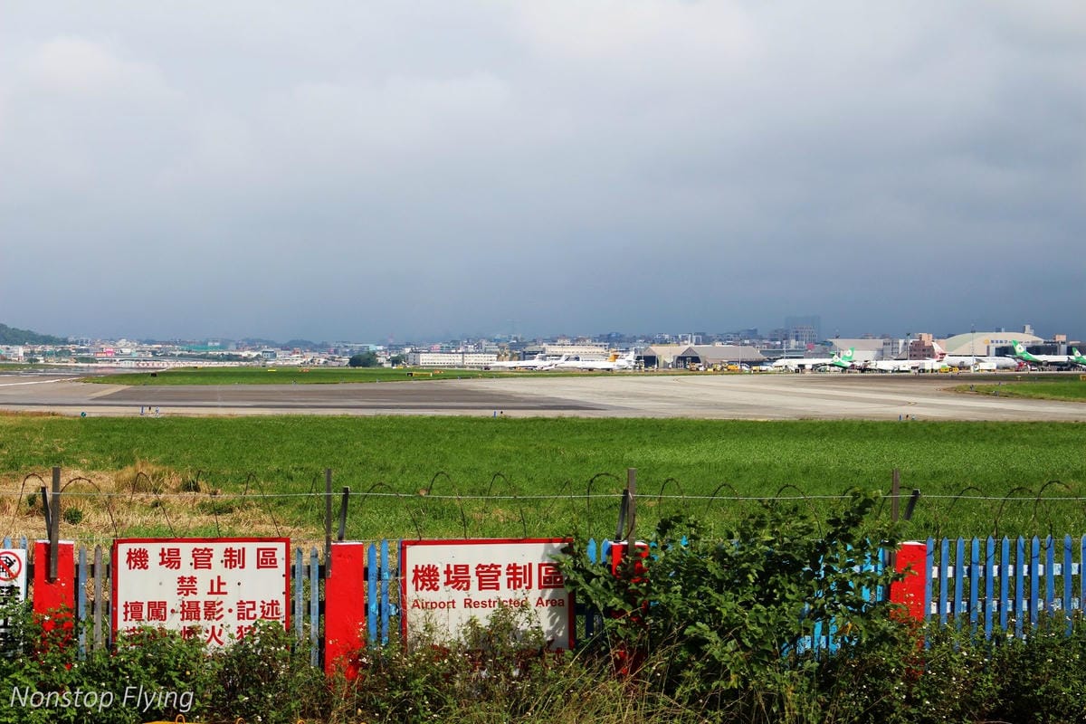 2018.10.14 松山機場拍飛機 -濱江街180巷跑道頭(飛機巷)最後巡禮+長榮787-9首拍 - 第4張圖 2018.10.14 松山機場拍飛機 -濱江街180巷跑道頭(飛機巷)最後巡禮+長榮787-9首拍