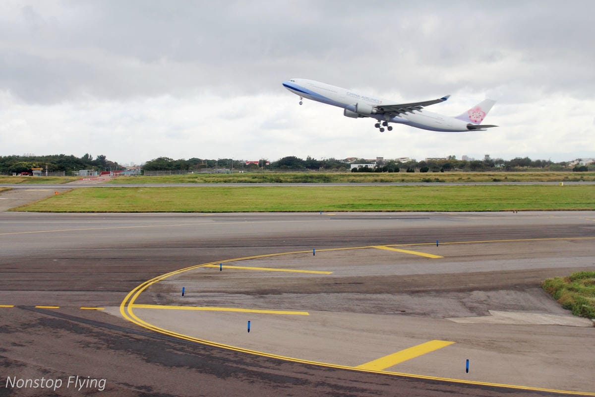 2018.12.07 國泰航空 CX450 台北-東京 777-300飛行記錄  – 新版一排10座777