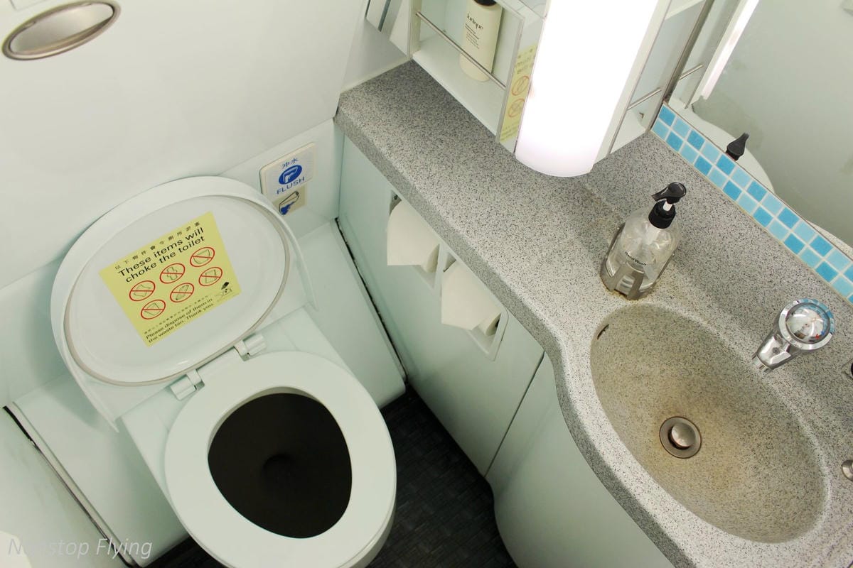 2019.02.15 國泰航空 CX475 台北-香港 A330-300商務艙飛行記錄 -長程版反魚骨平躺商務艙